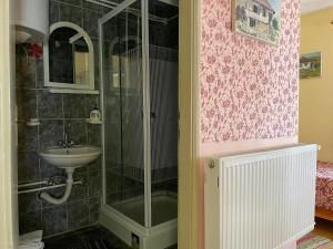Bathroom sa Ethno Village Slatkovac