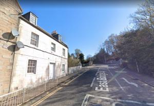 an empty street in front of a building at Lovely 1-bedroom flat near city centre in Perth