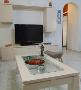 - une cuisine avec une table et un bol de nourriture dans l'établissement Eleni's Place, à Naxos Chora