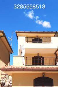 - un bâtiment avec 2 balcons sur le côté dans l'établissement Villa Terrena, à Bagni San Filippo