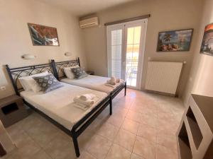 Posteľ alebo postele v izbe v ubytovaní Pelagias Apartments