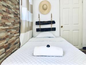 a bedroom with two beds with towels on them at Casa Mama Fanti in Esquipulas