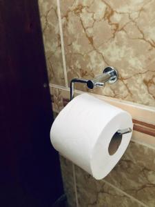 a roll of toilet paper in a bathroom at Casa Mama Fanti in Esquipulas