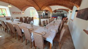a dining room with a long table and chairs at Landhof Schuhbeck in Kay