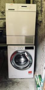 a washer and dryer sitting next to a wall at Elegantes Haus in der Altstadt Caslano in Caslano