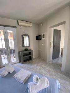 Posteľ alebo postele v izbe v ubytovaní Pelagias Apartments