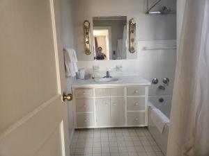 Un baño blanco con lavabo y espejo. en Spruce Lane Lodge and Cottages, en Smoketown 50 fotos más