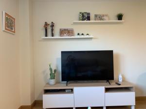 Televízia a/alebo spoločenská miestnosť v ubytovaní Vivienda turística Las Cigüeñas con parking