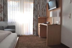 TV a/nebo společenská místnost v ubytování Hotel-Pension-Jasmin