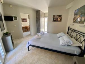 Posteľ alebo postele v izbe v ubytovaní Pelagias Apartments