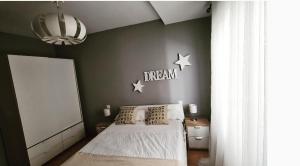 una camera da letto con un letto con stelle sul muro di Apartamento acogedor en el centro de Zamora a Zamora