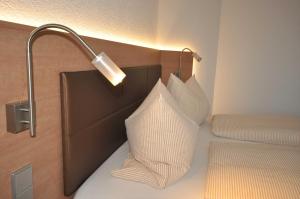 Postel nebo postele na pokoji v ubytování Hotel-Pension-Jasmin