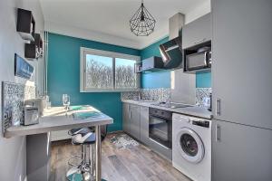 布爾日的住宿－ÉPIPAPU Appartement 57 M2 - Parking privé - Loggia -，洗衣房配有洗衣机和烘干机