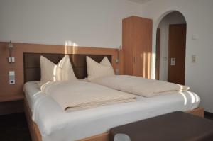 Postel nebo postele na pokoji v ubytování Hotel-Pension-Jasmin + 19 fotografií