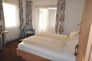 Postel nebo postele na pokoji v ubytování Hotel-Pension-Jasmin