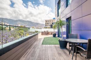 フンシャルにあるFunchal casino view, luxury apartment, big balcony, free pool, wifi and parkingのギャラリーの写真
