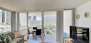 檀香山的住宿－Pacific Monarch 1003 condo，客厅设有带桌椅的阳台
