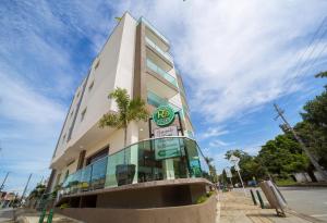 蒙特里亚Hotel Ribera Sinu的一座前面有棕榈树的建筑