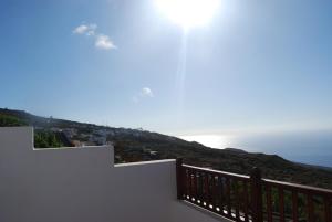 balkon z widokiem na ocean w obiekcie Holiday home Doña Lola w mieście Valverde