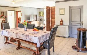 Ruang duduk di Gorgeous Home In Vernègues
