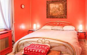 Katil atau katil-katil dalam bilik di Gorgeous Home In Vernègues +15 gambar