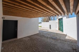 un edificio con una gran puerta en un lateral en Casas São João, en Arcozelo