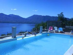 Bazen u objektu Lakeview apartment in Oggebbio with swimming pool ili u blizini