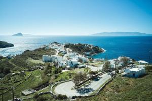 z góry widok na miasto na wzgórzu nad oceanem w obiekcie Antamoma Suites w mieście Kanala