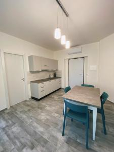 uma cozinha com mesa e cadeiras num quarto em PM 29 Guest House em Alghero