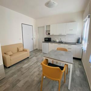 cocina y sala de estar con mesa y sillas en PM 29 Guest House en Alghero