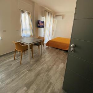 a small room with a table and a bed at PM 29 Guest House in Alghero