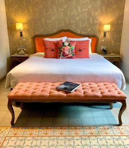 A bed or beds in a room at La Concordia - Boutique Hotel