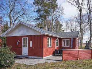 倫訥的住宿－Holiday home Rønne XI，红色的小房子,带门廊