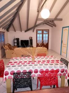 Habitación con mesa con sillas y sofá en Résidence BLEUE DE MER en Deshaies