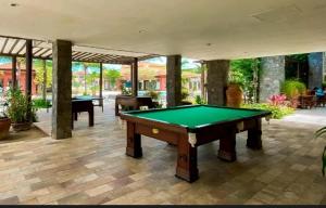 un tavolo da biliardo nel centro di un patio di Búzios Beach Resort Residencial 1305 a Búzios
