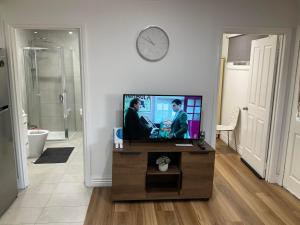 TV a/nebo společenská místnost v ubytování Oakleigh Private unit