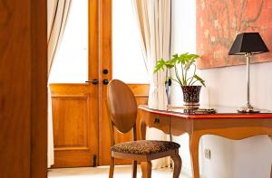 a desk with a chair next to a window at La Concordia - Boutique Hotel in Panama City