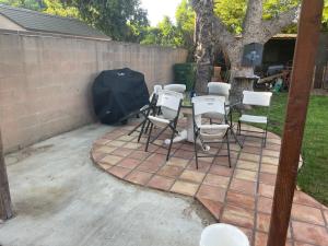 een patio met stoelen, een tafel en een hek bij The Village in North Hollywood