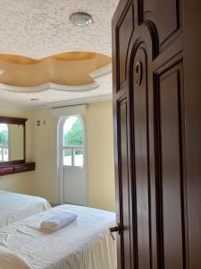 ウアスカ・デ・オカンポにあるHotel La Condesaのベッドルーム1室(ベッド1台付)、