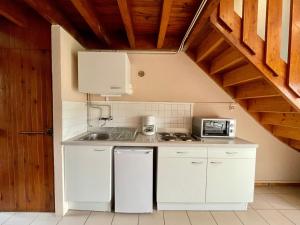 eine Küche mit weißen Schränken und einem Waschbecken in der Unterkunft Gîte Cayres, 2 pièces, 5 personnes - FR-1-582-340 in Cayres
