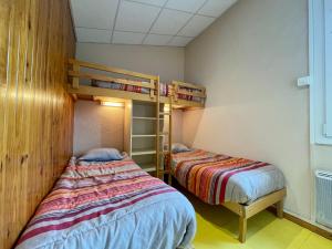 Ce lit se trouve dans un dortoir doté de 2 lits superposés. dans l'établissement Gîte Cayres, 2 pièces, 5 personnes - FR-1-582-340, à Cayres