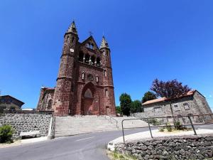 un antiguo edificio de ladrillo con una torre en una calle en Gîte Cayres, 2 pièces, 5 personnes - FR-1-582-340, en Cayres