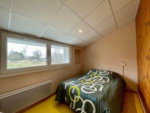 ein Schlafzimmer mit einem Bett in einem Zimmer mit einem Fenster in der Unterkunft Gîte Cayres, 3 pièces, 7 personnes - FR-1-582-341 in Cayres