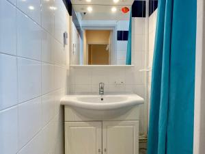 y baño con lavabo blanco y espejo. en Gîte Cayres, 3 pièces, 7 personnes - FR-1-582-341, en Cayres