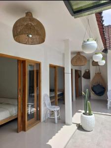 een kamer met een bed en een stoel en enkele verlichting bij Villa Temple in Canggu