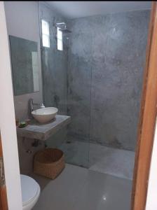 een badkamer met douche, wastafel en toilet bij Villa Temple in Canggu