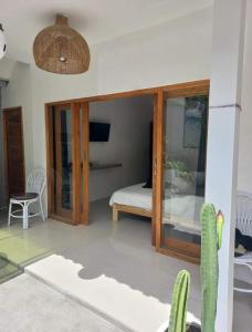 een kamer met een bed en een cactus bij Villa Temple in Canggu