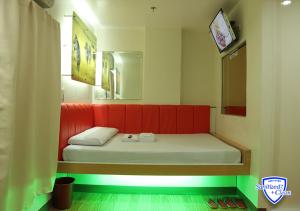 Postel nebo postele na pokoji v ubytování My Inn Cubao