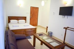 mały pokój z łóżkiem i stolikiem kawowym w obiekcie Lavinia Blue Hotel w mieście Mount Lavinia