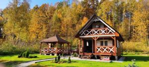 una piccola casa con gazebo in un parco di Domek w Karkonoszach a Zachełmie
